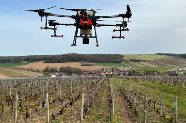 PULVERISATION AERIENNE Promulgation de la loi autorisant la pulvérisation aérienne sur vigne en pente !